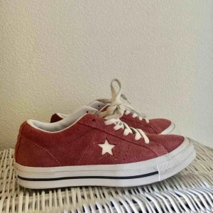  - Converse one star in mocha burgundy.  Använda 3 gånger totalt! UK 5 EU 38. Skorna kostade 849kr nytt. Flera är intresserad så bud från 285kr! OBS (285 utan fraktkostnad). 