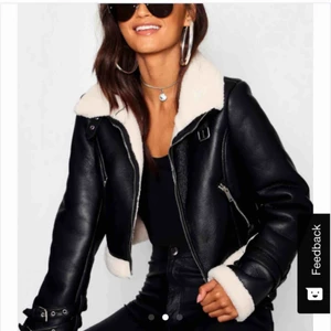  - SKITsnygg jacka endast använd nån vecka och är fodrad inuti! Superbra kvalla❤️ köpt på plick gamla användarens bilder, börjar bli för kallt säljs därför 