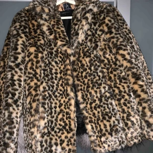  - Faux pälsjacka med leopard print! 100% i gott skick, ALDRIG använd, len, fin och fräsch. 