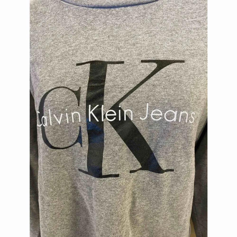 Grå Calvin Klein tröja i storlek S. Är i bra skick, använd max 2-3 gånger. . Tröjor & Koftor.