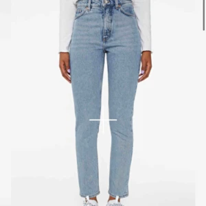  - Säljer dessa ultimata mom-jeansen från monki i modellen kimomo som jag tyvärr har växt ur. Storleken är 29 men skulle säga att dom motsvarar S/36 i storlek. 