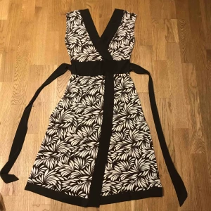  - Designklänning köpt i Mexico. Stretchmaterial i brunt och vitt. 