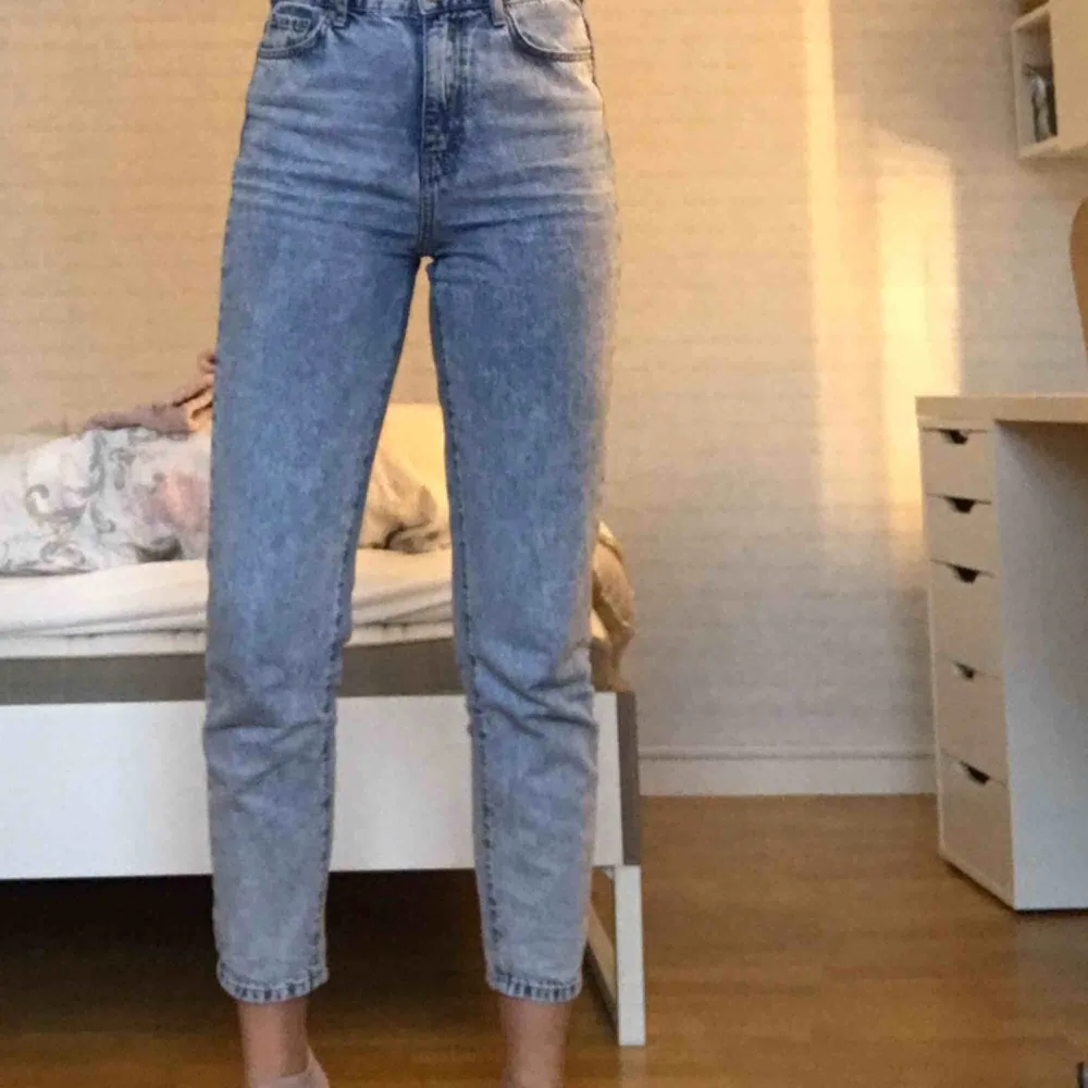 ❗️FRAKT INGÅR❗️ Superfina mom jeans från Gina Tricot. Köpta för ca ett halvår sedan och är i mycket bra skick då de är sparsamt använda. Jag är ca 177cm lång. Kan även mötas upp i Umeå till billigare pris.. Jeans & Byxor.