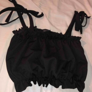  - Söt magtröja med toffsar vid axlarna. Går att justera hur man vill att axelbanden ska se ut! Använd 2 gånger under sommaren framförallt ❤️ köptes för 199 och säljs inte längre i butik vad jag vet.  