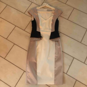  - Fodralklänning ifrån Karen Millen. Använd 1 gång. Perfekt skick! 