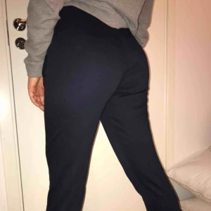  - Säljer dessa mysbyxor från Svea. De är marinblå och oanvända. Sitter väldigt bra och i bra skick. Kan frakta eller mötas upp :)