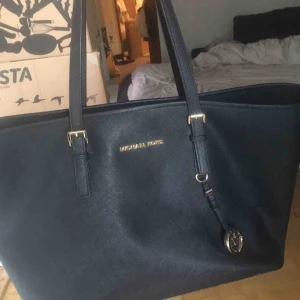  - Äkta Michael kors, väldigt sparsamt använd och inga fläckar inuti eller utvändigt. Nypris cirka 3000kr 