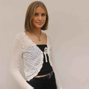  - En tunn stickad vita kofta, funkar perfekt till vardags med en tröja under. Koftan är lite liten i storleken, modellen på bilden är en S🥰🥰🥰