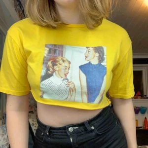  - Avklippt t-shirted med tryck Fri frakt 