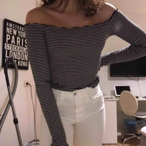  - Hollister off-shoulder💕 passar S!! Köparen står för frakt, kan mötas upp 💫