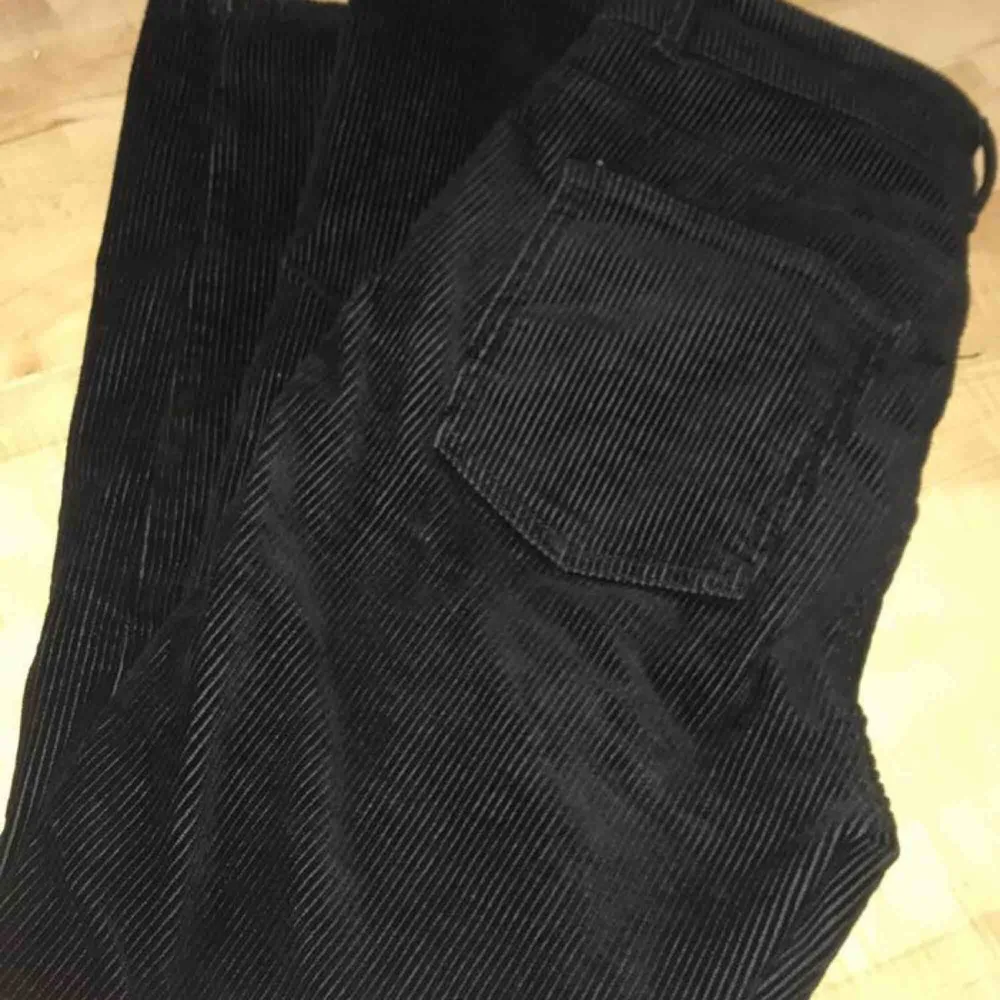 fina ribbade jeans som jag använt endast en gång, storlek 38. Materialet är väldigt skönt köpt för 600kr på bikbok. Jeans & Byxor.