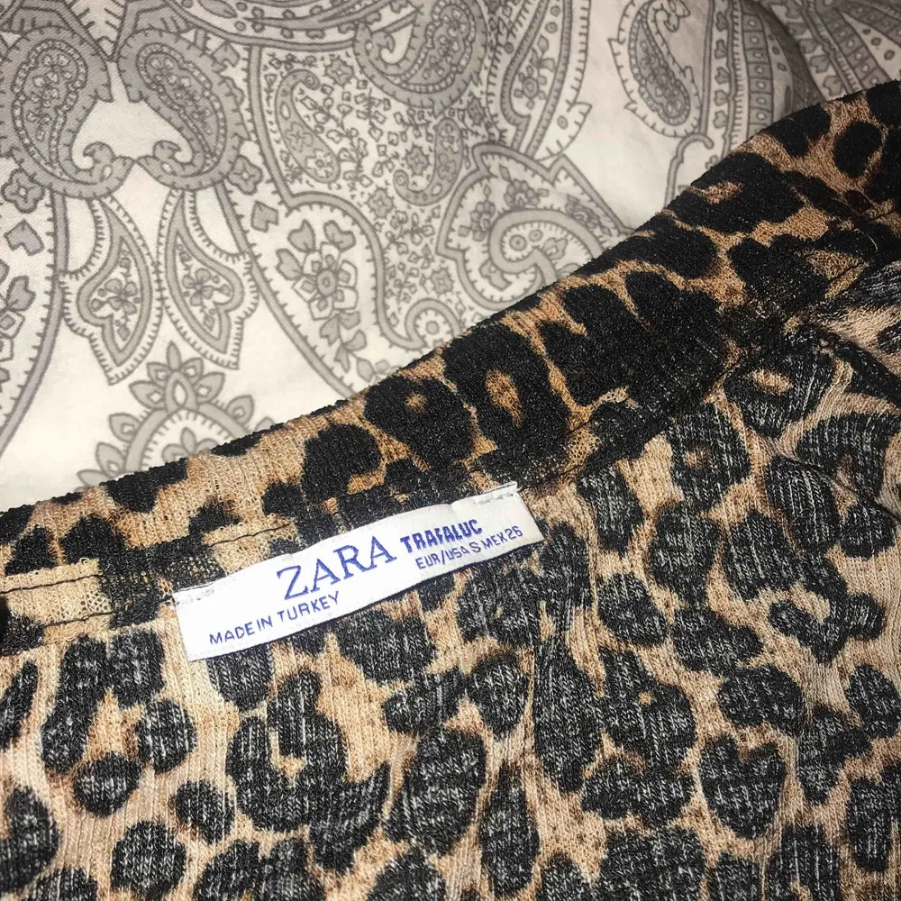 Leopard blus från ZARA 🐆 Passar även xs! Köparen står för frakt, kan mötas upp 🤩. Blusar.