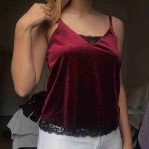 Tank top from Zara. Dark red velvet material with black lace. Only worn twice💗 meet up in sthlm or pay for shipping:))