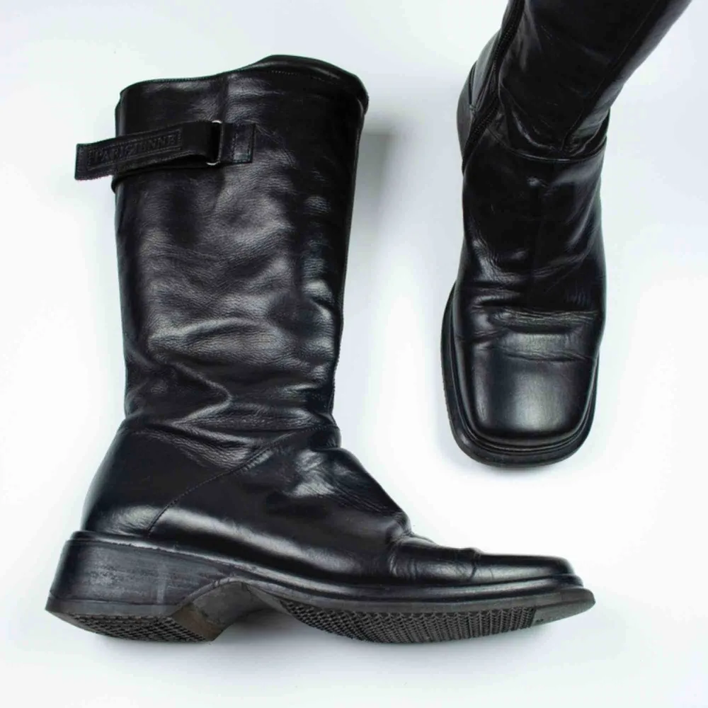 Vintage 90s 00s Y2K leather wedge heeled square toe boots in black SIZE Label: 38 EUR, feels like true to size or 37.5 EUR, will fit size 37 too with thick socks Free shipping! Read the full description at our website majorunit.com No returns . Skor.