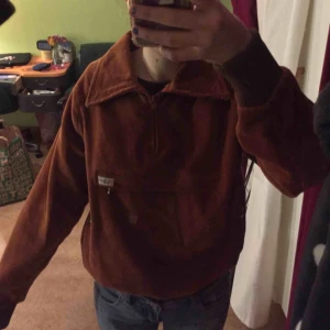  - En höstjacka men kan användas som hoddie. Typ Manchester material och en fin höstlig brun färg. Flera fickor, knappt använd, 100% bomull och från Kanada