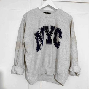  - Super mysig tröja från Bikbok, verkligen en favorit men säljs på grund av att jag har för många! Finns i Trollhättan men fraktas också 🌻 köparen står för frakten❗️