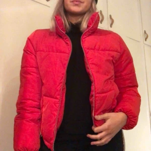  - Snygg och varm röd jacka ❤️ frakt på 105kr tillkommer. 