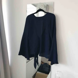 - Superfin blus som knyts baktill i mörkblå färg, storlek 38.