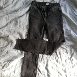  - Jättefina jeans från twist & tango. Trasiga i grenen som går att laga 😊