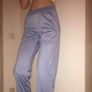  - Sjukt snygga ljusblå puma byxor i skönt material. Går att matcha till en 💣 outfit! Passar många storlekar!