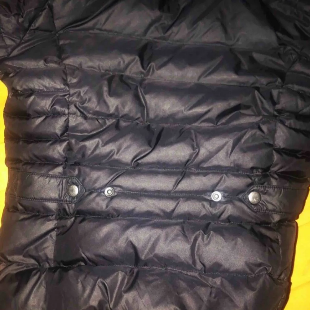 Säljer en svart jacka från rockandblue. Strl: 34. Köpt förra vintern, fint skick. . Jackor.