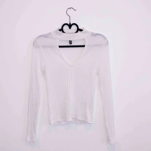  - Jättefin tröja i fint skick och åt det lite mer finare hållet med detaljer osv. U ringning och ribbad material. 