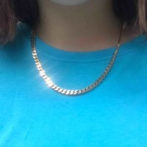  - Skitsnygg tunn kedja i guld. Köpt på second hand för 150kr Pris kan diskuteras :) Möts upp i sthlm