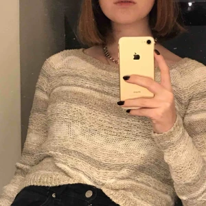  - Fin stickad tröja från Abercombie! Modellen är en XL men sitter som en S. Ganska tight runt armarna. Köpt för flera år sedan men inte använd många gånger. Köparen står för frakten 💞