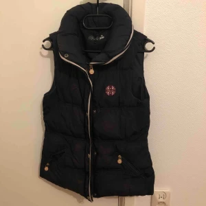  - Jättefin väst från spooks, hel men lite skitig, tvättar såklart innan jag skickar. Mörkblå med blå dragkedjor och rosa detaljer på kjedjorna.