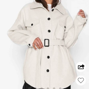  - Säljer denna fina jacka som är slutsåld på NLY. Köpte svart istället och hann rycka lapparna. Den alltså aldrig använd därav priset som heller inte är prutbart. 600 kr inkl frakt ELLER högsta bud eftersom den är väldigt populär 😊(699 nypris)