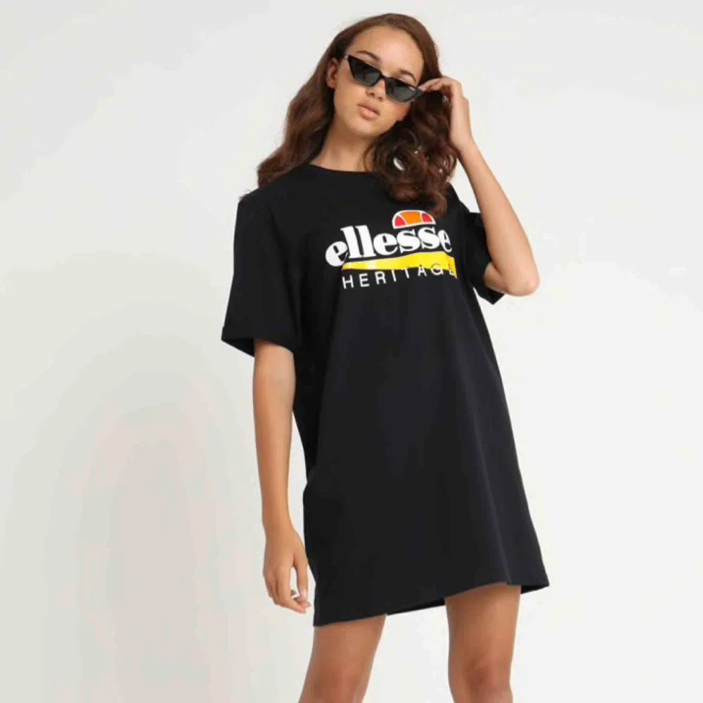 Asball tshirt-klänning från Ellesse! Helt oanvänd och prislappen kvar, köptes för 499kr.. Klänningar.