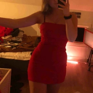  - skitsnygg kort röd klänning från urban outfitters! frakt ingår inte