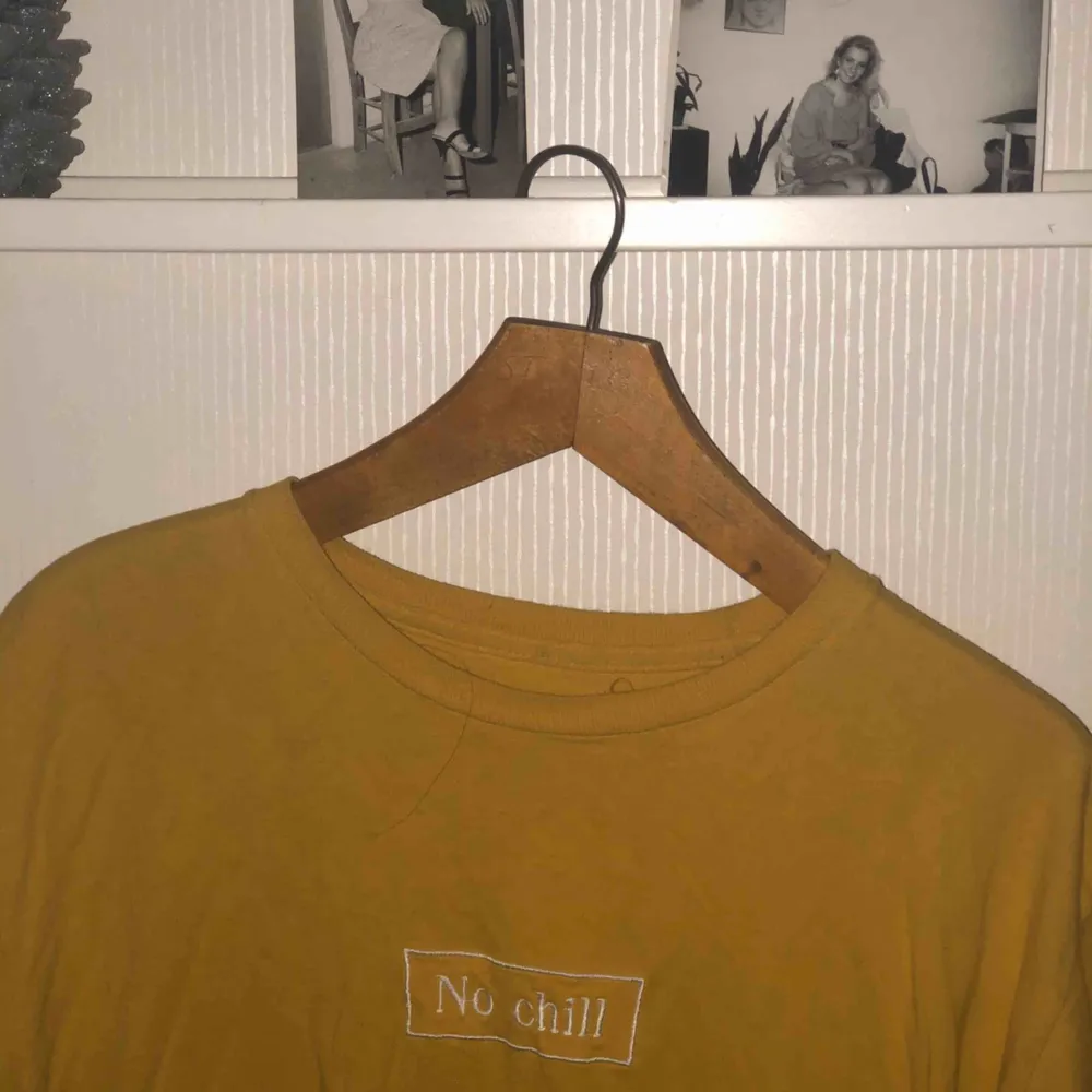 Skitcool oversized t-shirt köpt i USA för ngt år sedan, används knappt och förtjänar att användas mer. Det står ” no chill ”   Jag är 170 så är du kortare går det absolut att ha som klänning. T-shirts.