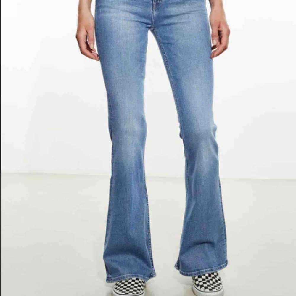 Lågmidjade bootcut Levi’s jeans. ljusblå, sitter perfekt och perfekt skick. . Jeans & Byxor.