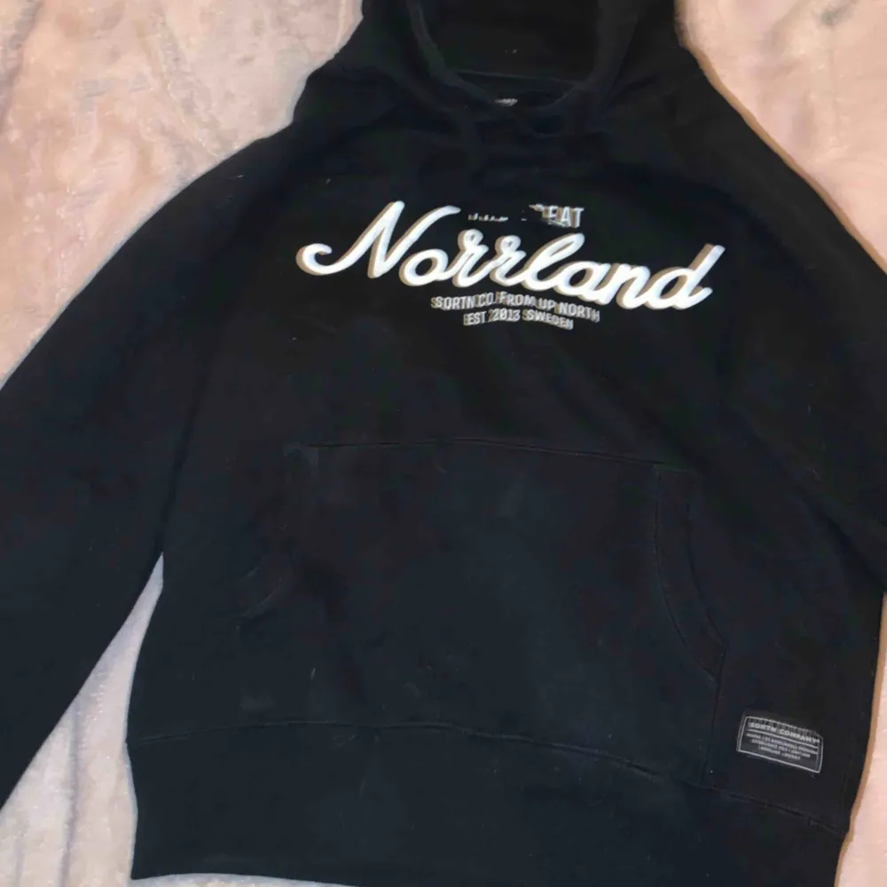 Norrlands hoodie ifrån Jeansbolaget Storlek XXS men passar mig som har S. ( ifrån killavdelningen)  Väldigt lite använd Max 3ggr Inköpt för 800kr. Hoodies.