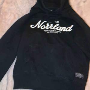 Norrlands hoodie ifrån Jeansbolaget Storlek XXS men passar mig som har S. ( ifrån killavdelningen)  Väldigt lite använd Max 3ggr Inköpt för 800kr