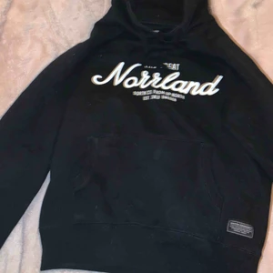  - Norrlands hoodie ifrån Jeansbolaget Storlek XXS men passar mig som har S. ( ifrån killavdelningen)  Väldigt lite använd Max 3ggr Inköpt för 800kr