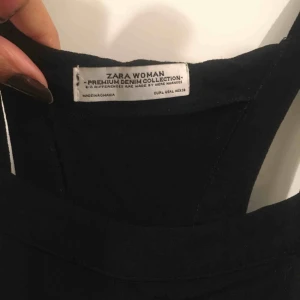  - Super snygg svart jumpsuit ifrån zara, med hängselöverdel som stängs på ena sidan med hyska och hake och dold dragkedja i sidan. Väldigt klassisk snygg utan övriga detaljer och fickor. Material: viskos crepe 