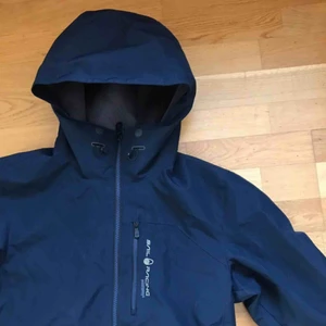  - Storlek Small men skulle kunna passa M. Köparen står för frakten annars mötas i Stockholm. Ny skick, använd en gång endast.