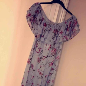  - Långklänning från zara utan ärmar! Jättefin blommig långklänning som passar fint på sommaren. Den är helt oanvänd men kommer inte till användning. Nypris var 599 kr.