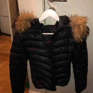 Vinter päls jacka - Vinterjacka från Chelsea med päls krage i (raccon), använd 1 termin, köpt vintern 2018, frakt ingår inte men kan även mötas i stockholm💖