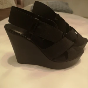  - Svarta kilklackar från lyxigt italienskt märke knappt använda 