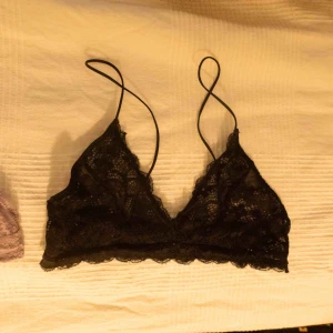  - Två supersöta toppar, tyvärr för små för mig! Båda från Na-kd den lavendellila är XS och den svarta är en Small. Säljer båda för 200kr eller separat för 150kr. Kan mötas upp i Halmstad eller skickas, vi splittar på frakten.