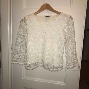  - En härlig tröja från topshop som har broderat över sig, inget tyg på armarna vilket är fint. Är inte broderat bakom utan helt vitt där. 