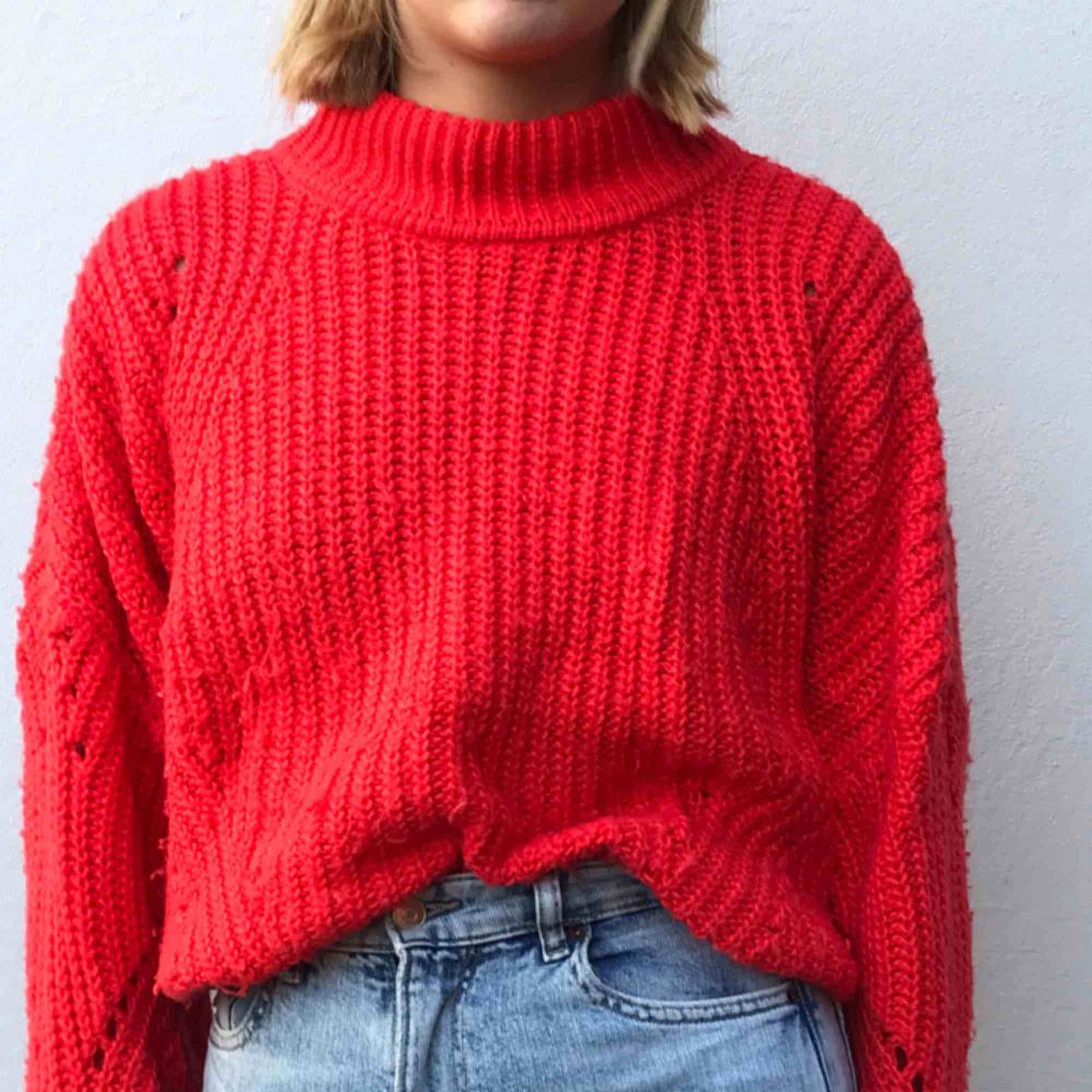 Röd superskön stickad tröja från hm! Köpt för några månader sedan och bara använd ett fåtal gånger! Möts upp i Stockholm eller skickar!!. Stickat.