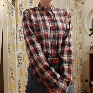 - Flannelskjorta från dressman, köpt second hand. Den har så mycket potential men jag använder den tyvärr aldrig. Pris kan självklart diskuteras