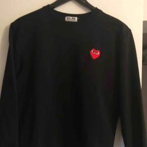  - Comme des garconströja. Köpt i Asien så vet ej om den är äkta. Står L i den, men den passar mig som är S/M. Frakt tillkommer.