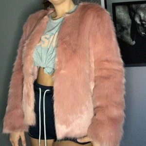  - Storlek M men passar S om man vill ha en tjockare tröja under. Passar till vinter och höst/vår beroende på underplagg. Nyskick 