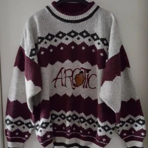  - Vintage stickad tröja. Står inte storlek men uppskattar till ca L, även snygg att ha oversize på mindre storlekar tycker jag. I fint skick men upptäckte nån liten knut, tråddragning eller vad det nu är bak på ryggen (se bild 2) syns knappt. Fraktkostnad blir 79kr.