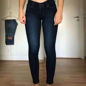  - Mörkblå levisjeans. Modell 711. Storlek s, passar även xs 